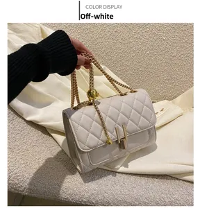 Dettaglio della borsa beige trapuntata con elegante chiusura a scatto in metallo