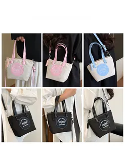 Collage de sacs à main en nylon montrant les portés en bandoulière et à la main