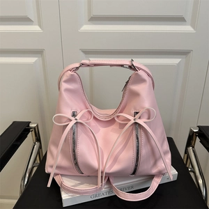 Rosa Schleifen-Halbmond-Tasche mit vertikalen Reißverschlüssen und Schultergurt