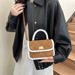 Sac bandoulière en daim marron avec bordure en polaire et surpiqûres losanges sur mannequin
