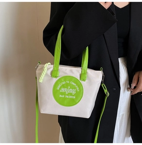 Détail d'un sac cabas en toile décontracté avec patch vert et bandoulière contrastée