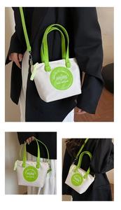 Vues détaillées du sac en nylon avec bandoulière vert néon et finitions soignées