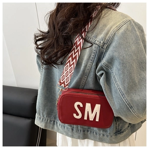 Rote quadratische Umhängetasche aus Leder mit SM-Logo und buntem breitem Tragegurt