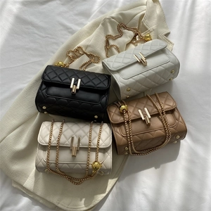 Borsa a tracolla trapuntata da donna con chiusura dorata in quattro colori moda