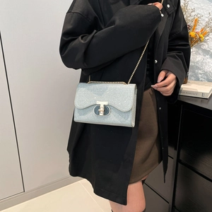 Sac bandoulière argenté scintillant pour femme avec serrure en métal et rabat ondulé