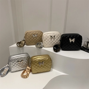Borsa a tracolla trapuntata con fibbia a farfalla e tracolla jacquard in 5 colori