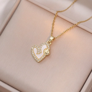 Collier cœur doré avec bordure en zircon et breloque smiley dans un écrin à bijoux