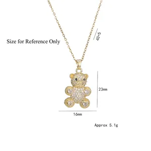 Collier avec pendentif ours doré serti de zircons blancs et détails de cœur évidés
