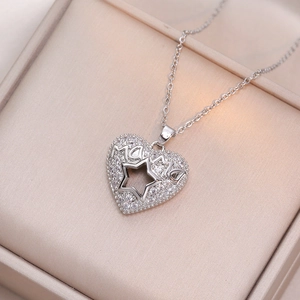 Collana con ciondolo a cuore argento, scritta MAMA e zirconi su sfondo di raso