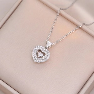 Collier cœur élégant avec pierre dansante et serti de cristaux sur fond de satin