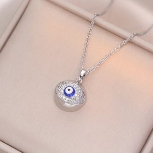 Makroaufnahme des silbernen Evil-Eye-Anhängers mit blauen Zirkonia und feiner Kette