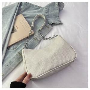Détail du sac hobo tressé blanc avec chaîne métallique et silhouette demi-lune
