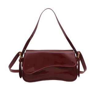 Sac bandoulière rétro en cuir verni bordeaux avec rabat ondulé et boucles dorées