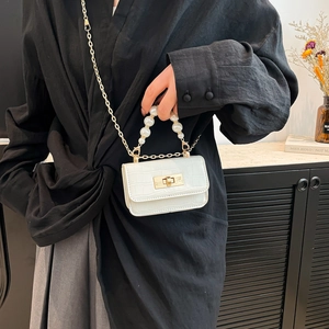 Mini sac blanc à poignée en perles avec chaîne dorée et texture cuir crocodile chic