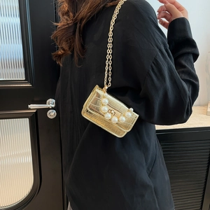 Mini sac doré à texture crocodile avec perles synthétiques et bandoulière chaîne