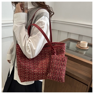 Dettaglio della borsa tote in tweed rosso con pochette coordinata indossata a spalla
