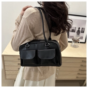 Borsa tote chic in pelle nera opaca con doppie tasche laterali e dettagli argentati