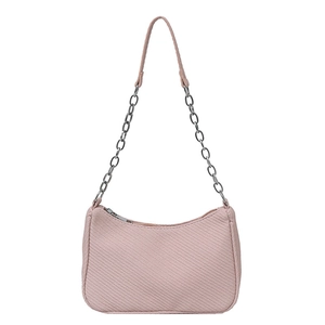 Sac à bandoulière rose clair en tissu texturé avec chaîne argentée et style épuré