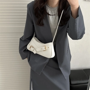 Sac à bandoulière blanc incurvé en similicuir avec boucles vintage sur costume gris