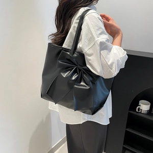 Grand sac cabas noir avec nœud en cuir souple pour un trajet quotidien élégant
