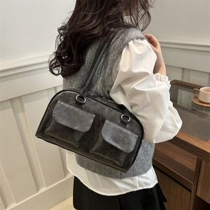 Borsa a tracolla retrò nera in ecopelle con doppie tasche e trama vintage