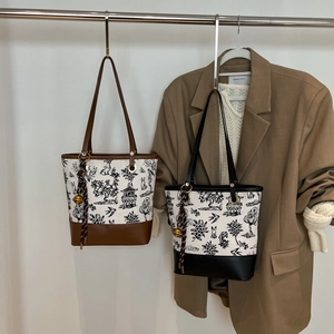 Fashionable Chinese print tote bag with ink landscape pattern and tassel charm