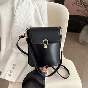 Sac Seau en Cuir PU pour Femmes Minimaliste Couleur Unie Sac à Main Navettage Épaule Sac Bandoulière Avec Boucle en Métal Sac à la Mode