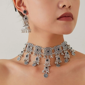 Conjunto de joyas bohemias vintage con gargantilla de plata y pendientes colgantes