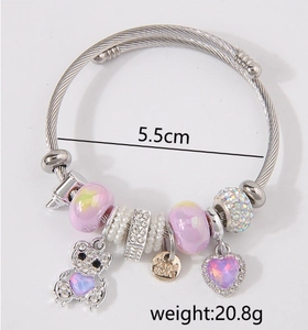 Detailweergave van de kralenarmband met kristallen beer hanger en roze hart, 5.5cm diameter