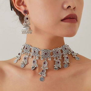 Conjunto de joyas bohemias con gargantilla de plata antigua y pendientes largos