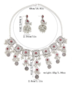 Vista detallada del conjunto de joyas bohemias con piedras rojas y colgantes de moneda