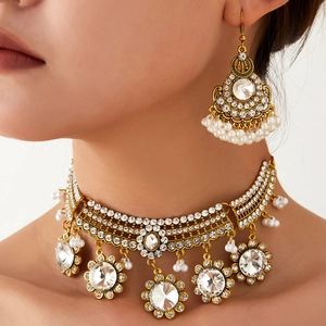 Parure de bijoux vintage du Moyen-Orient avec fleurs dorées, cristaux et perles sur modèle