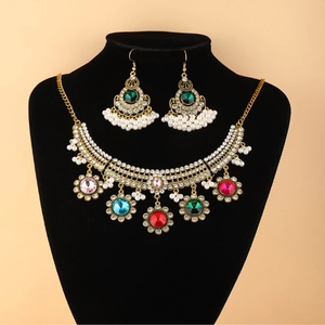 Détail de parure de bijoux vintage avec cristaux colorés et perles sur un buste d'exposition