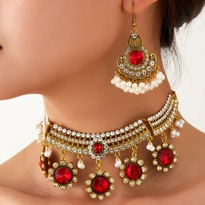 Parure de bijoux ethniques dorés avec cristaux rouges, strass blancs et glands de perles