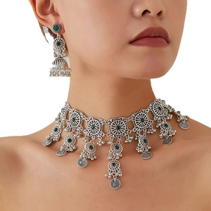 Conjunto de joyas vintage plateadas con gemas verdes, collar y pendientes étnicos mujer