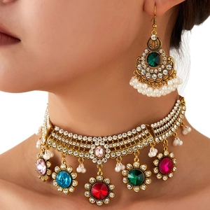 Parure de bijoux vintage du Moyen-Orient avec gemmes colorées et glands de perles dorés