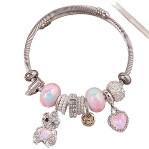 Zilveren bedelarmband met roze glaskralen, hart hanger en sprankelende beren bedeltje