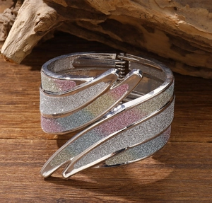 Detail van engelenvleugel armband met roze en blauwe glitter verloop afwerking