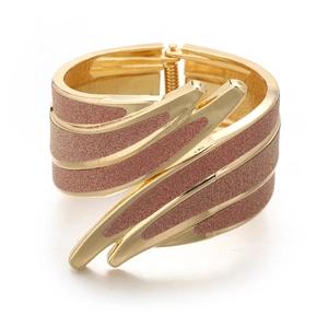 Elegante goudkleurige brede manchetarmband met glitterafwerking en veerscharnier