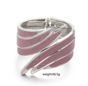 Detail van zilveren vleugelarmband met roze glitters, 5,3 cm diameter en 66,5 g gewicht