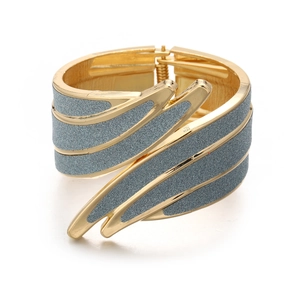 Minimalistische brede gouden armband met engelenvleugelontwerp en zilveren glitterdetails