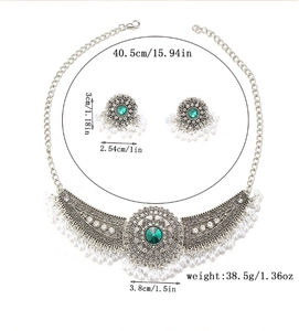 Meetgegevens van de vintage etnische ketting en oorbellen set met groene stenen