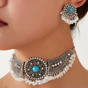 Macro-opname van vintage boho sieradenset met turquoise stenen en witte parels