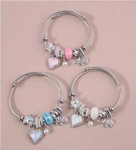Dreiteiliges silbernes Perlenarmband-Set mit Herz, Elefantenanhängern und bunten Perlen