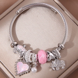 Silberner Armreif mit rosa Kristallherz, Elefanten-Anhänger und kleiner Kürbiskutsche