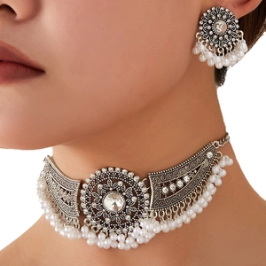 Vintage zilveren boho sieradenset met vleugelchoker en oorbellen met parelkwastjes