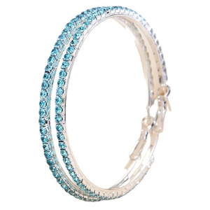 Elegante 60 mm zilveren oorringen met dubbele rij lichtblauwe strassteentjes op wit vlak