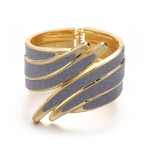 Modieuze vergulde engelenvleugel armband met glitterpatronen en een veerbelaste opening