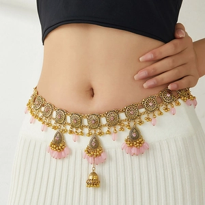Detail einer Vintage-Böhmische Taillenkette mit goldenen Glocken und rosa Perlen