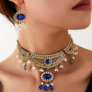 Parure bohème dorée avec pierres bleu marine et perles portée par un mannequin femme